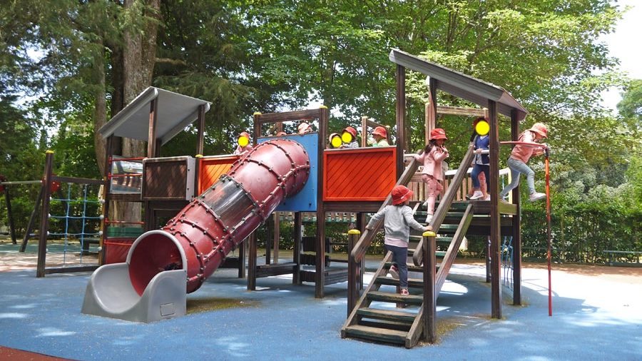 O parque infantil do Jardim do Cerco antes da substituição: estrutura grande de vários níveis, com escorrega tubular e torres.