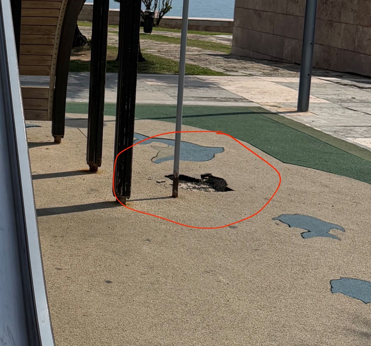 Buraco no pavimento amortecedor junto à base do varão de bombeiro.